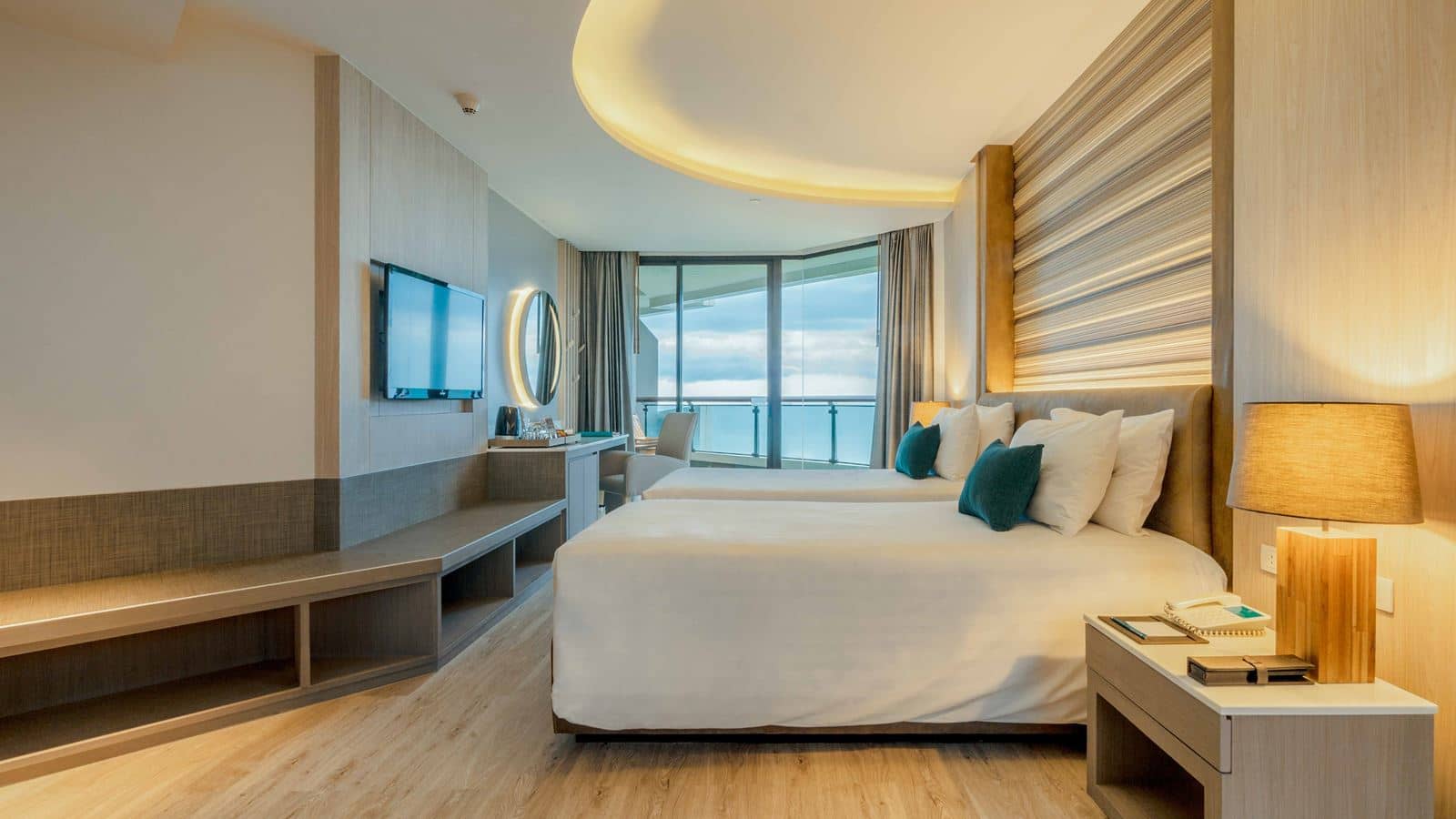 rooms-deluxe-corner-room