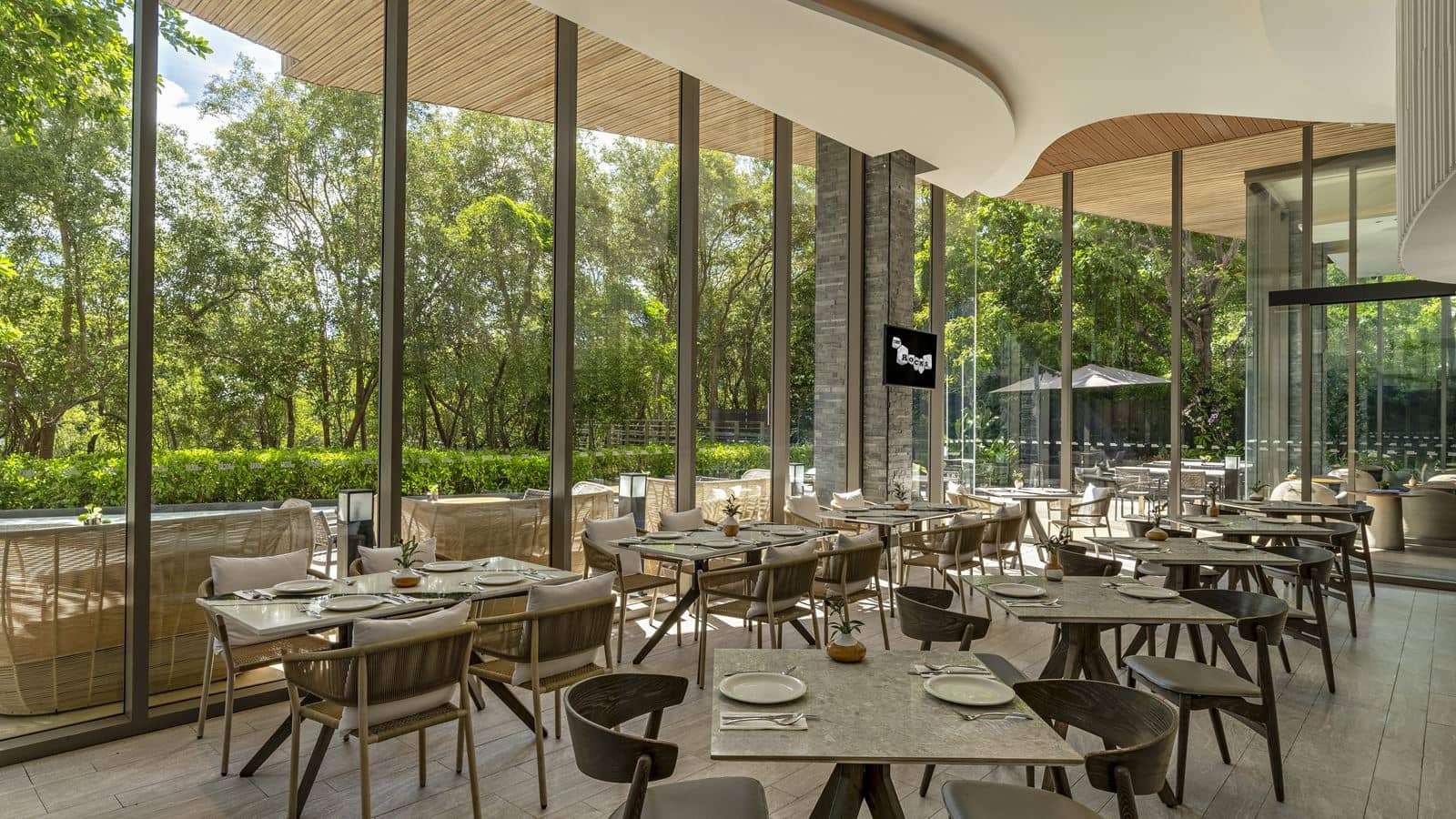 restaurants-the-rocks-restaurant-at-bayphere-hotel-pattaya
