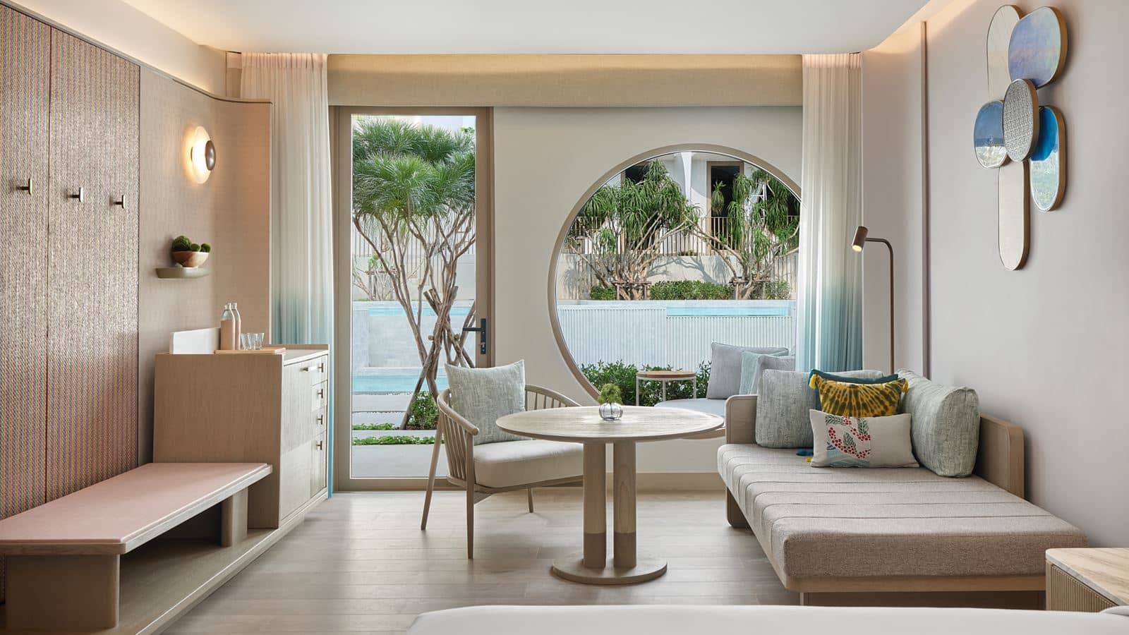 rooms-deluxe-pool-access