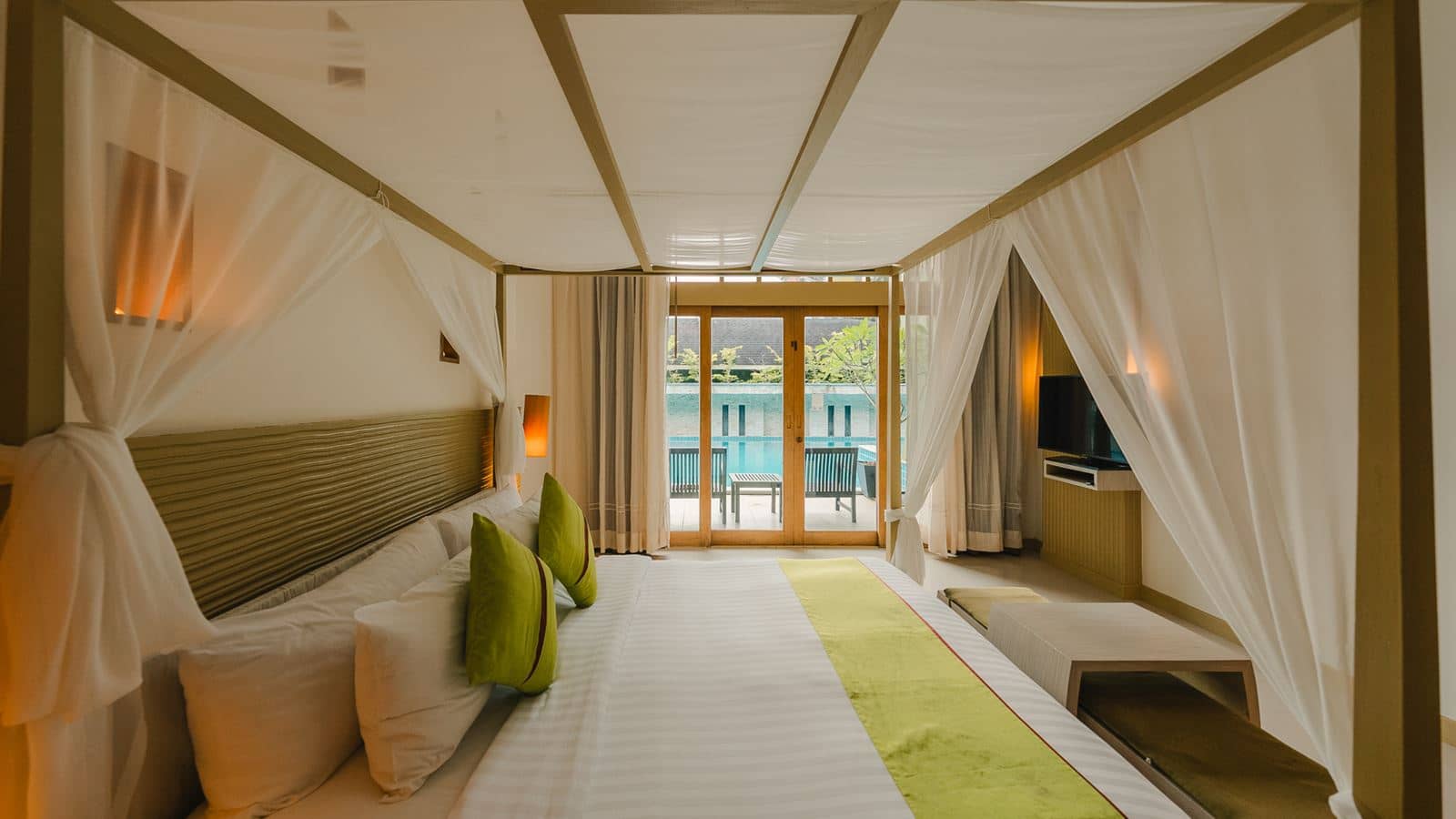 rooms-deluxe-pool-access
