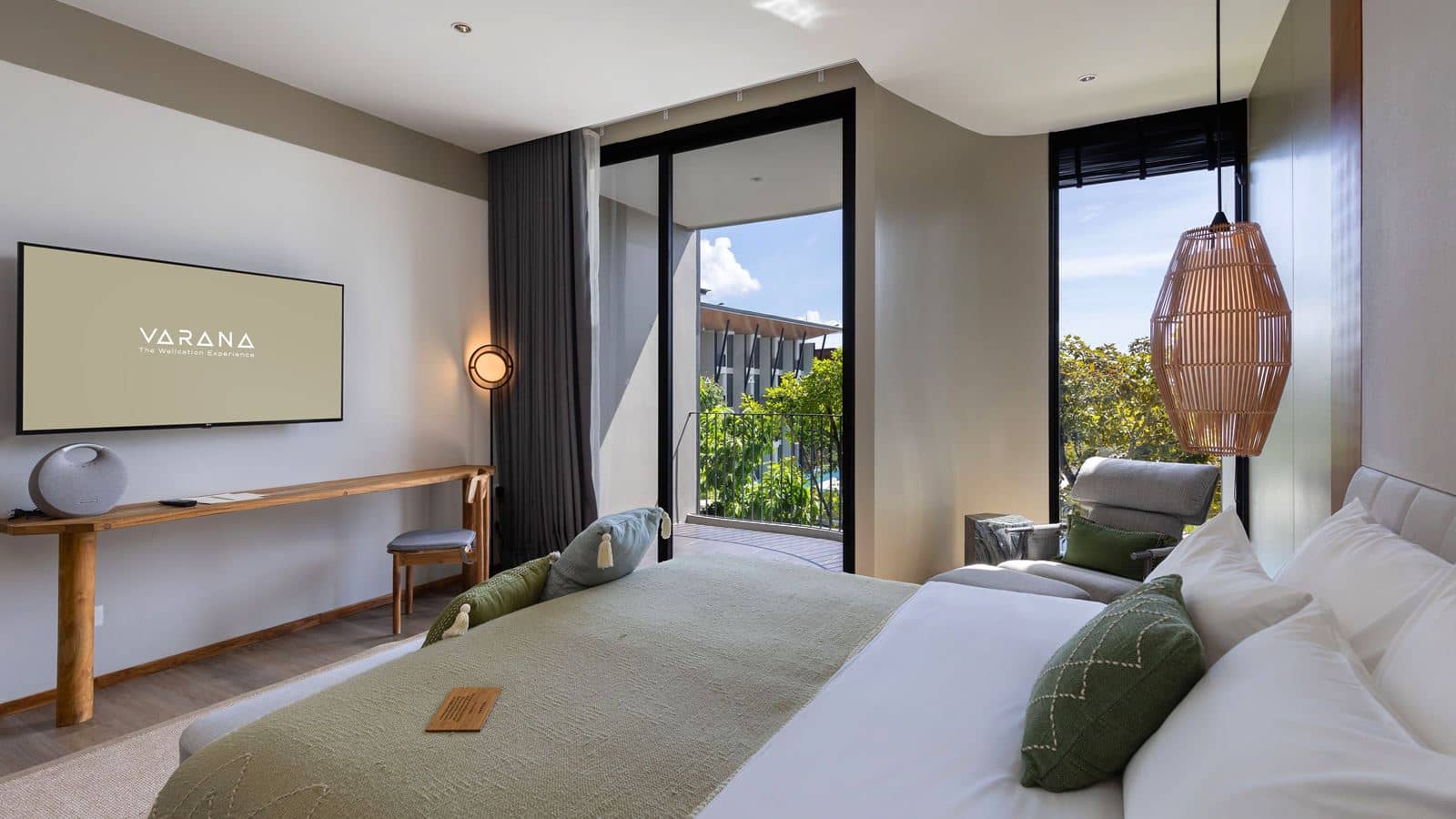 rooms-luxe-pool-view