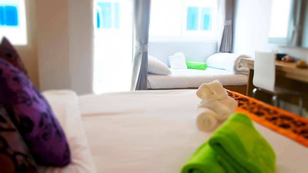 rooms-pool-access-king