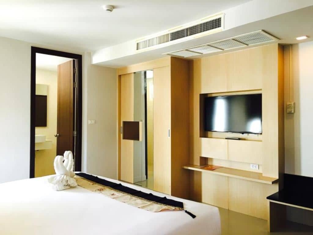 rooms-deluxe-pool-view