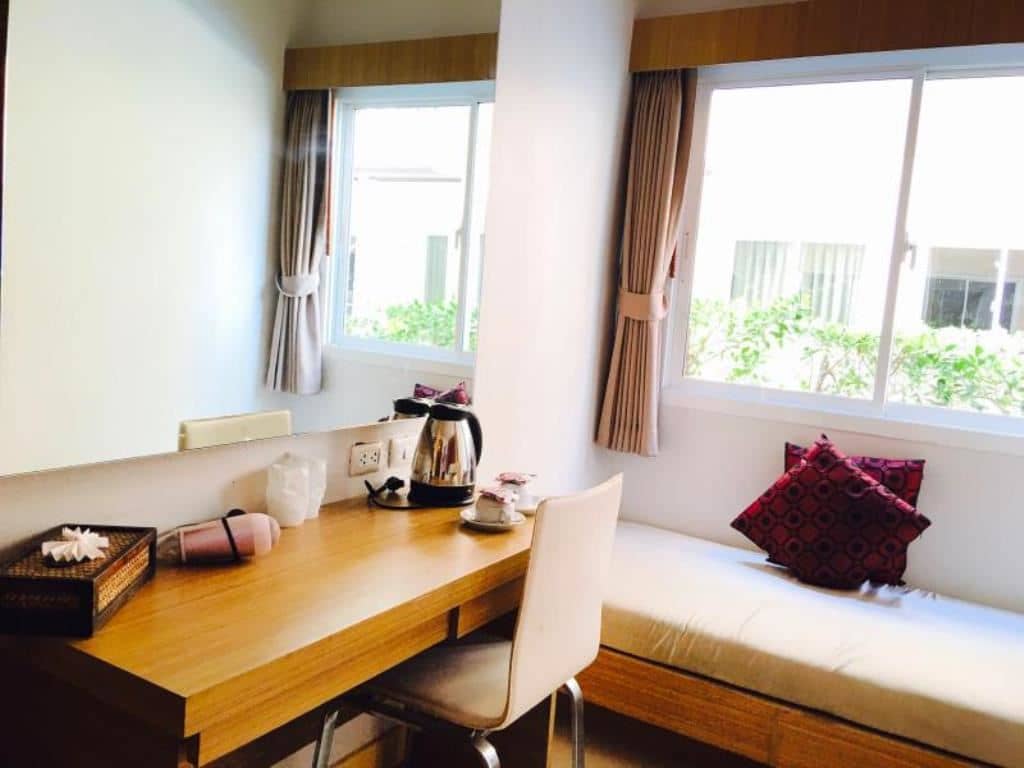 rooms-pool-access-king