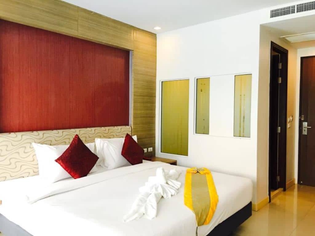 rooms-pool-access-king