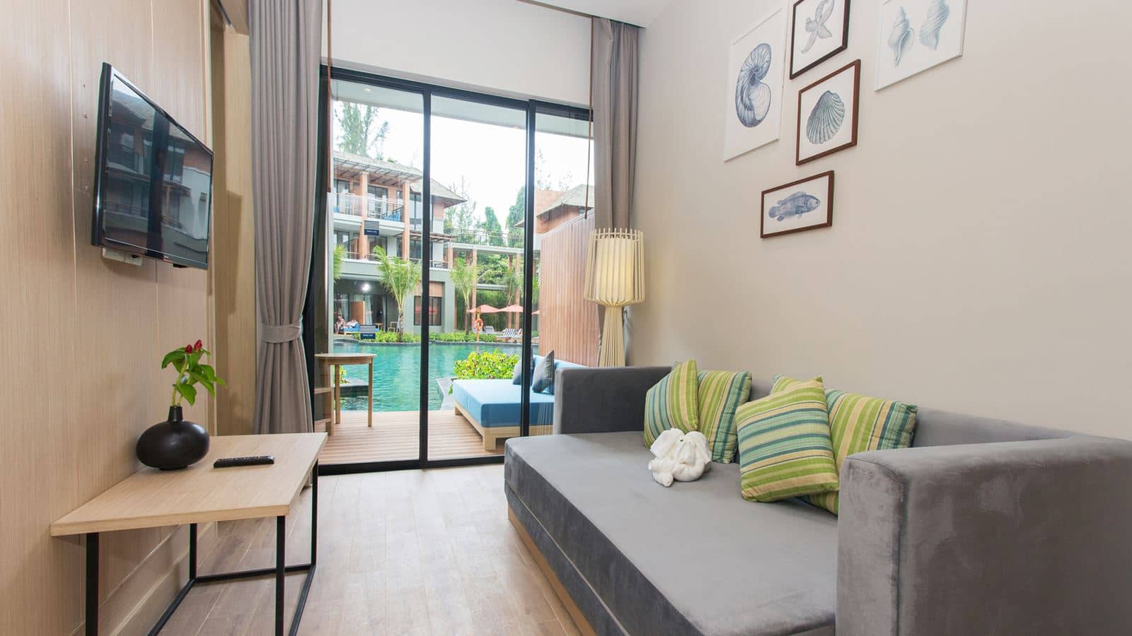 rooms-deluxe-suite-pool-access-jacuzzi
