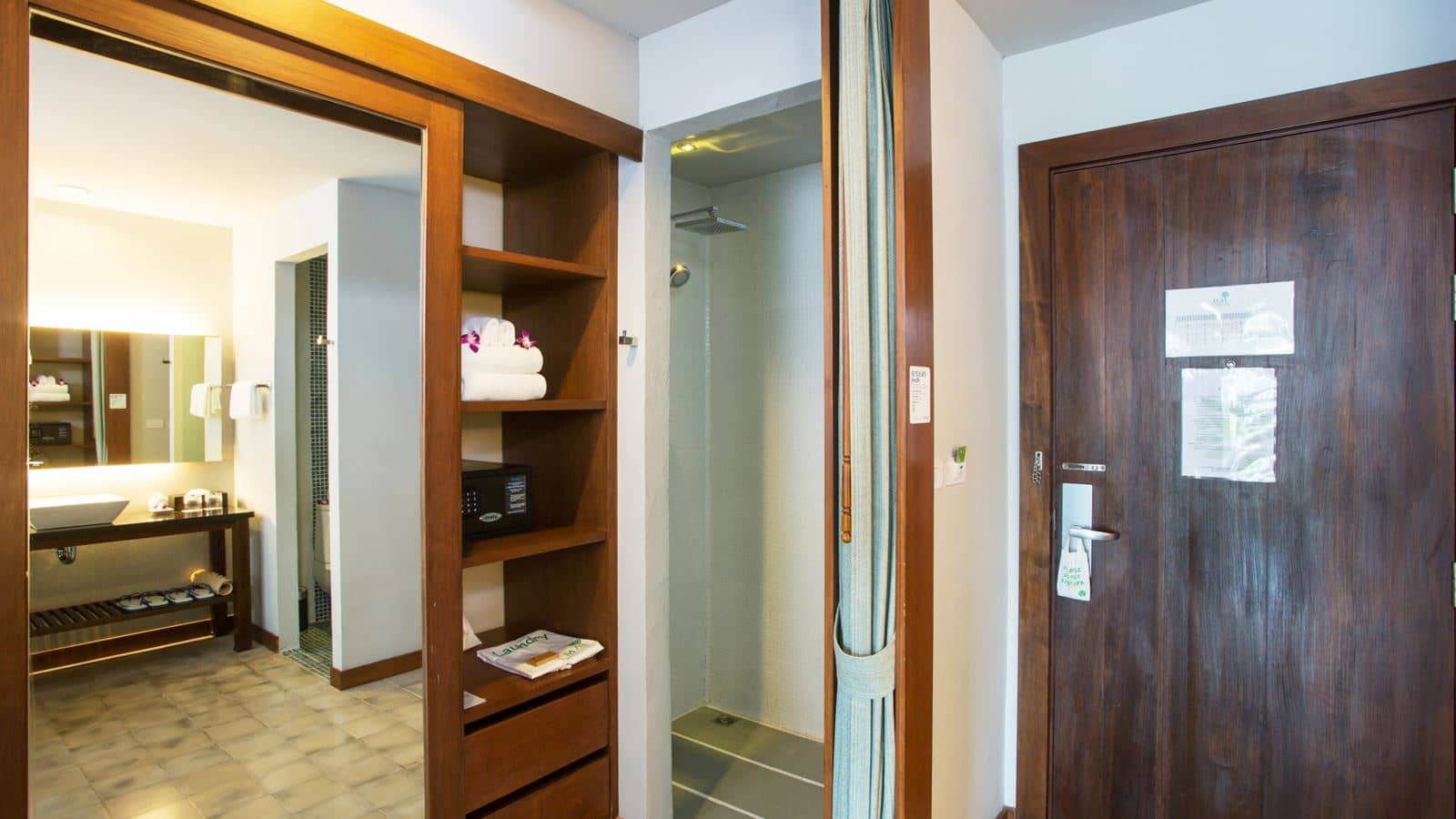 rooms-deluxe-suite-pool-access