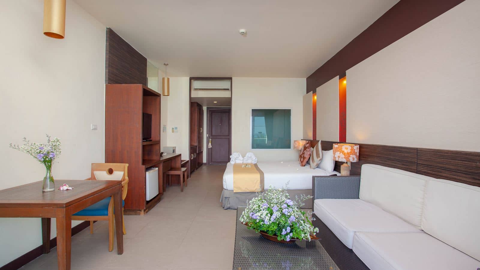 rooms-deluxe-balcony-partial-view