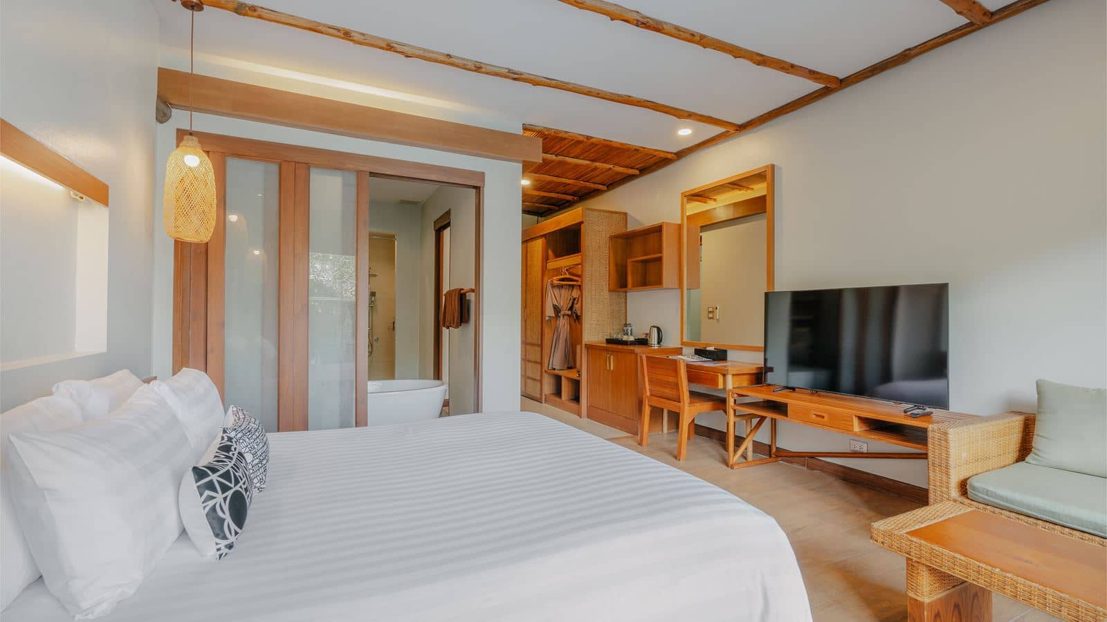 rooms-deluxe-pool-view-child-sharing-bed