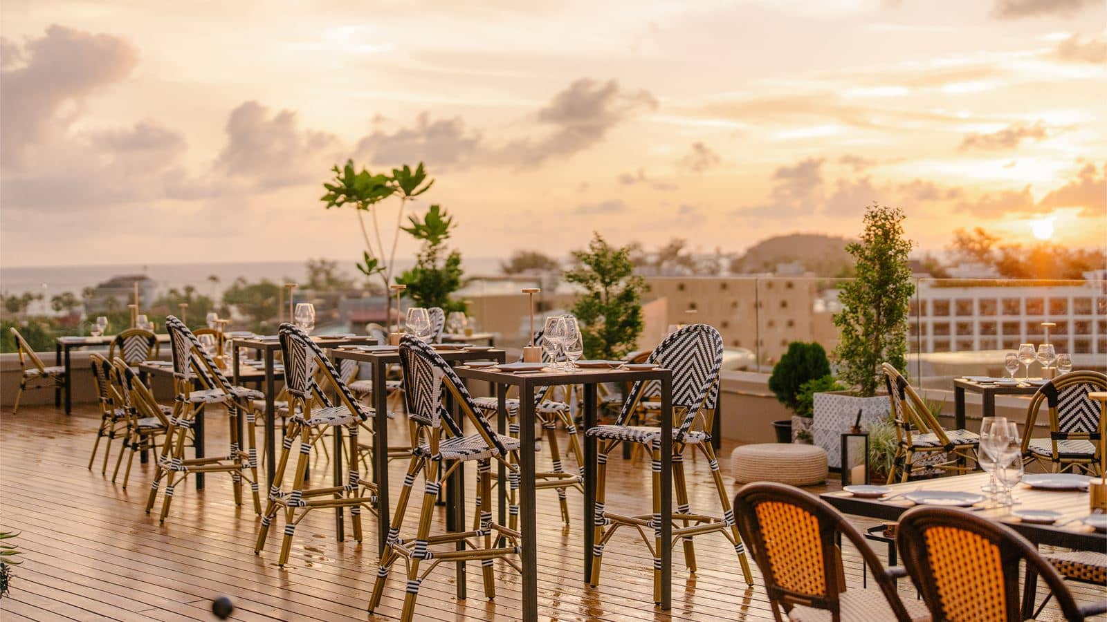 restaurants-moon-terrace