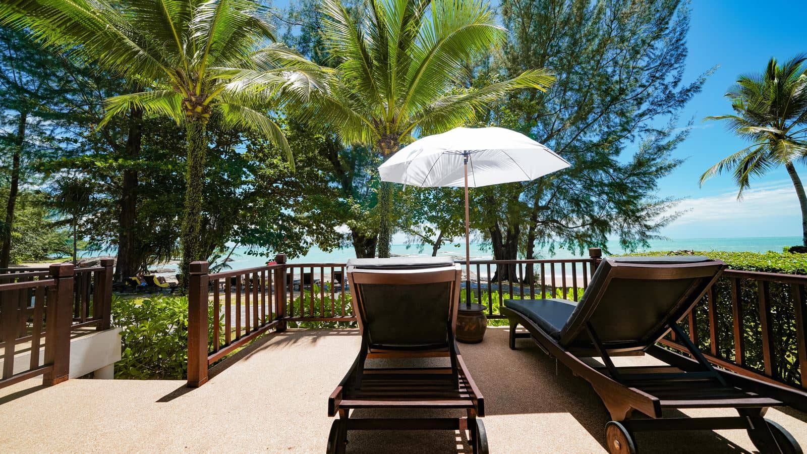 rooms-deluxe-bungalow-beachfront