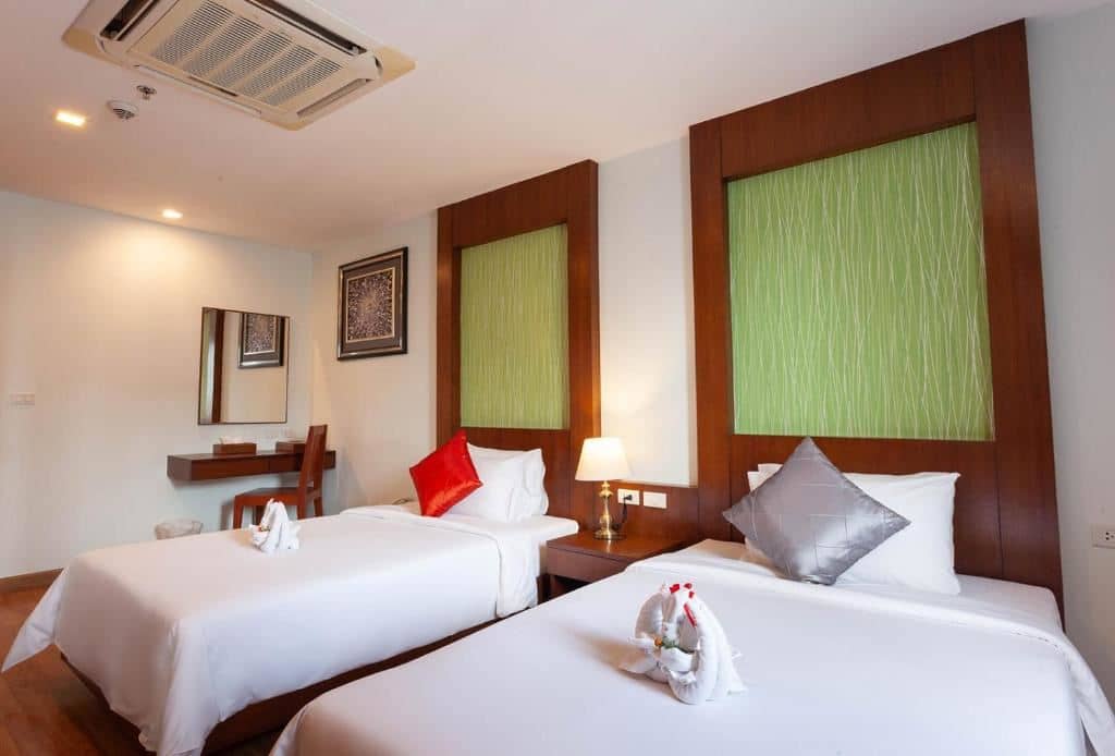 rooms-executive-suite-pool-view