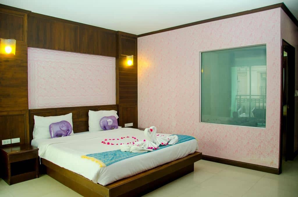 rooms-deluxe-room