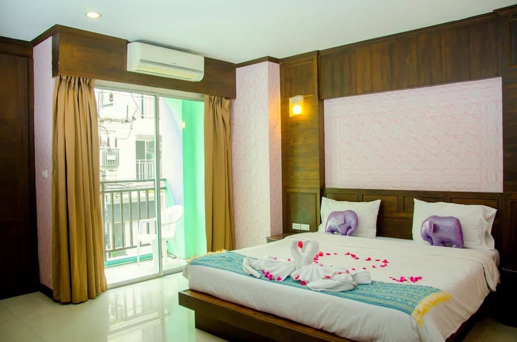 rooms-deluxe-room