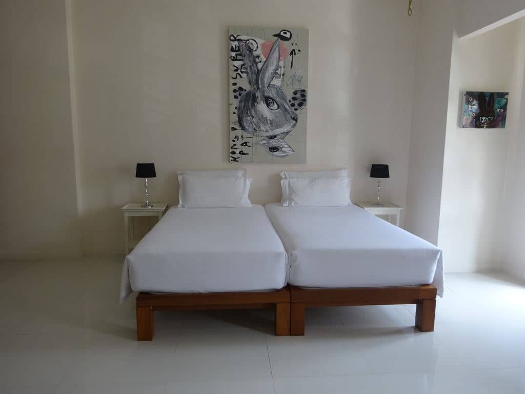 rooms-deluxe-room-with-window
