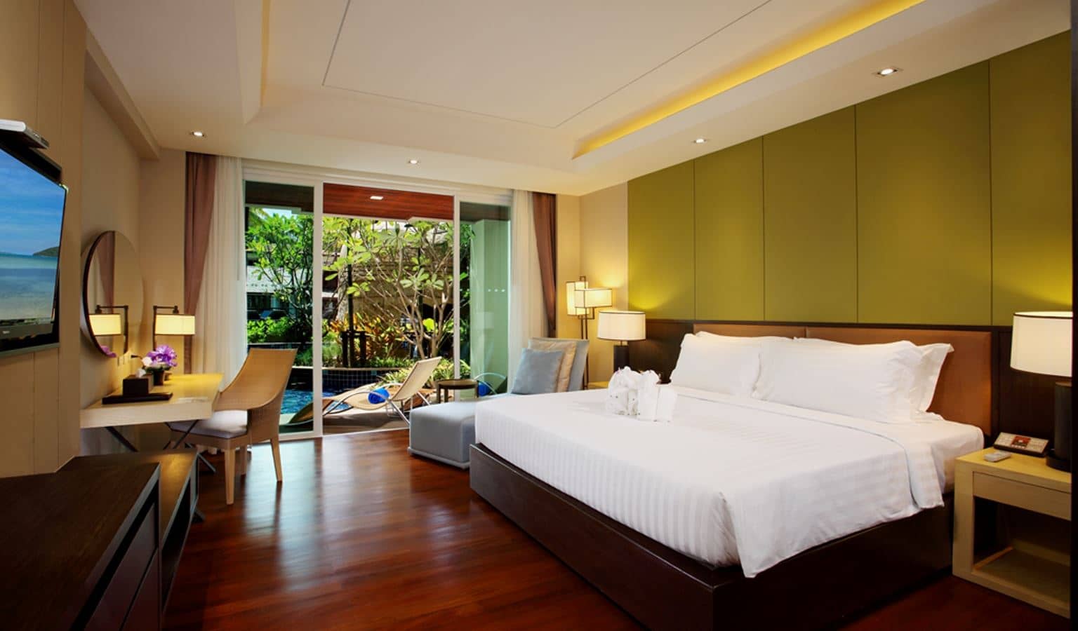 rooms-premier-pool-access