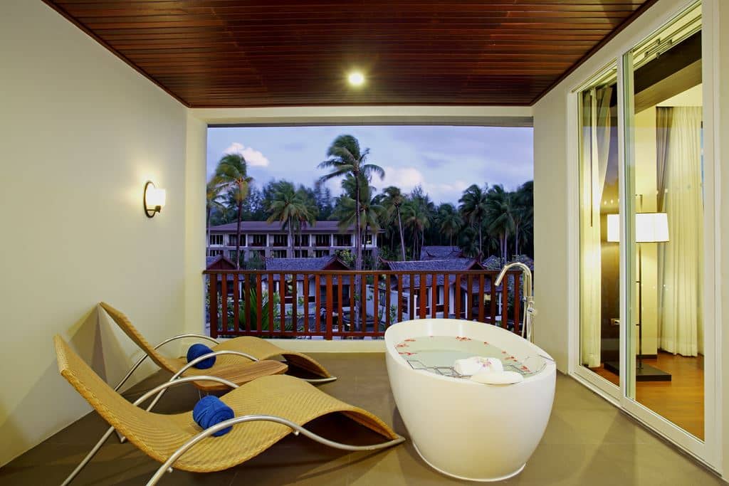 rooms-moken-suite-pool-view