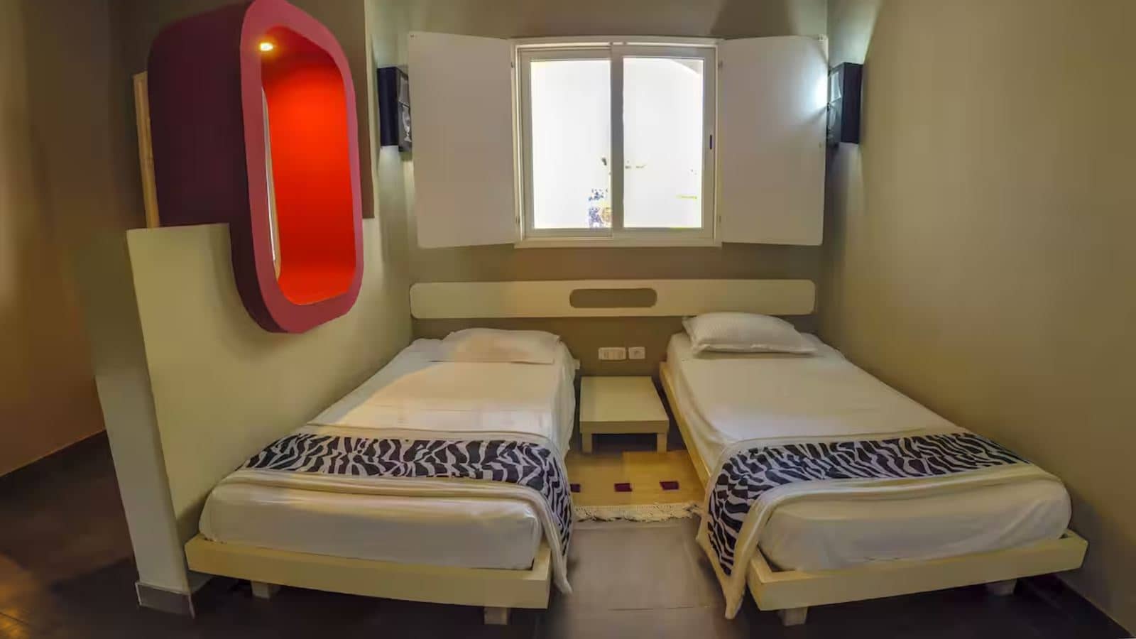 rooms-family-room-balcony-or-terrace-5-beds
