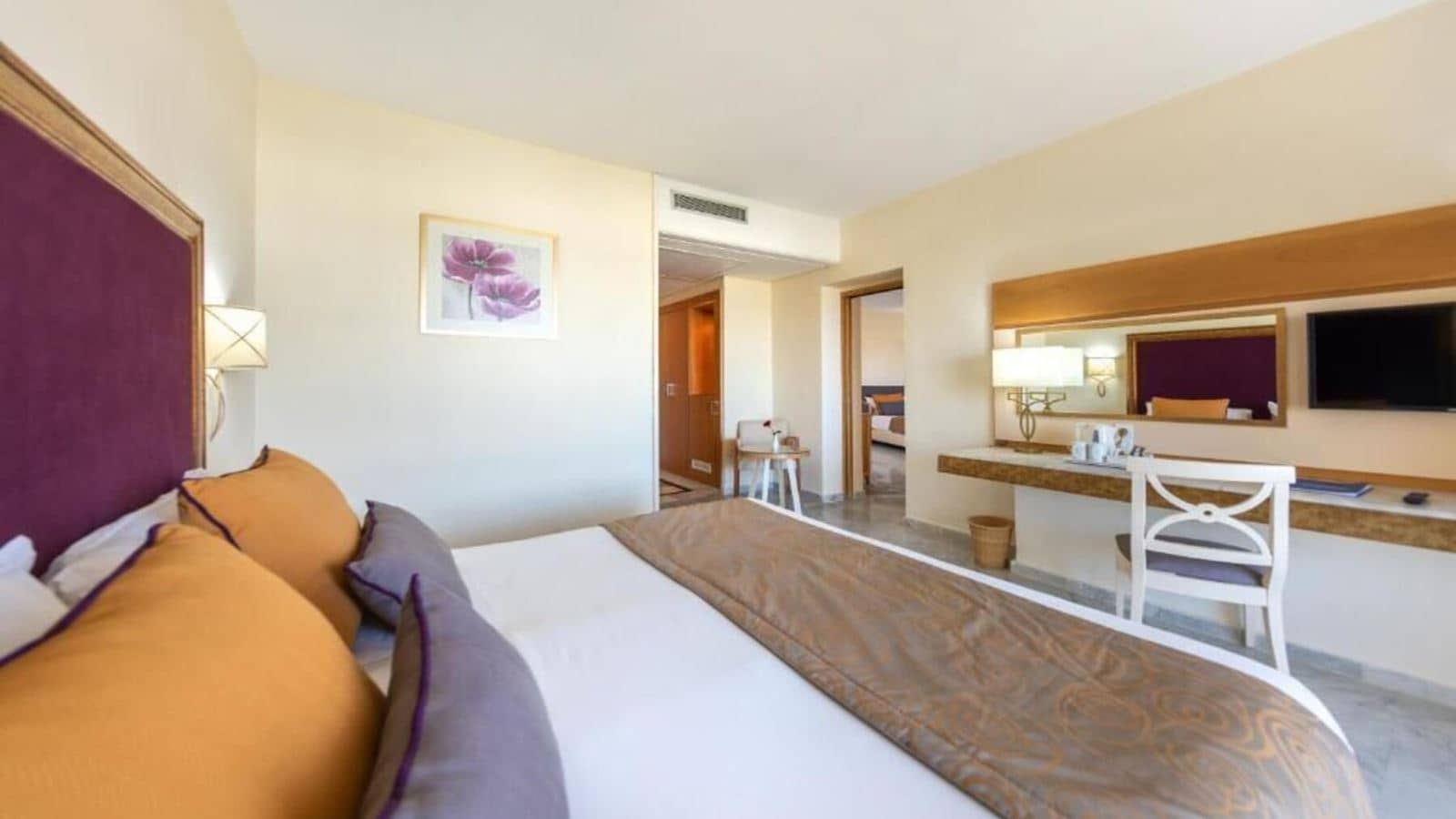rooms-familyroom-garden-view