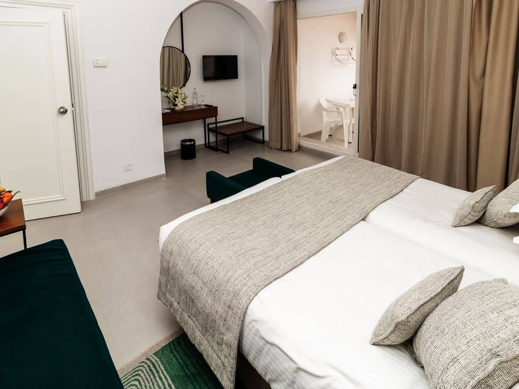 rooms-superior-room