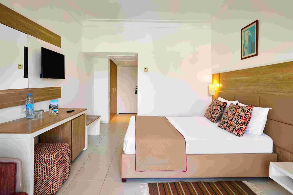 rooms-room-standard-pool-view