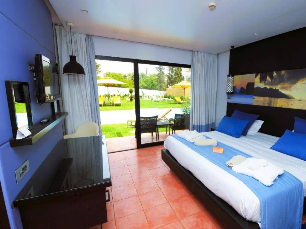 rooms-swim-up-room