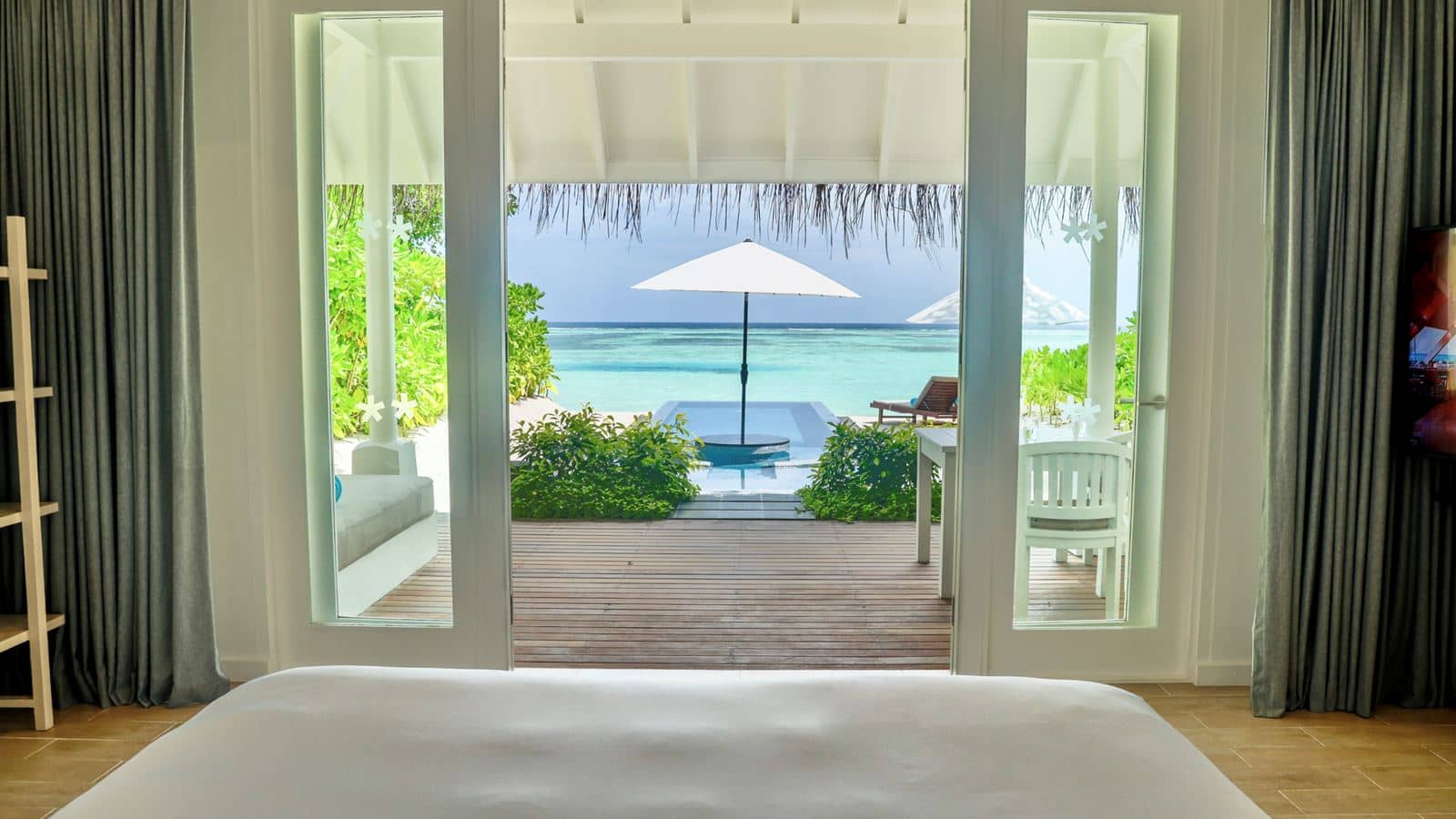 rooms-beachfront-infinity-pool-villa