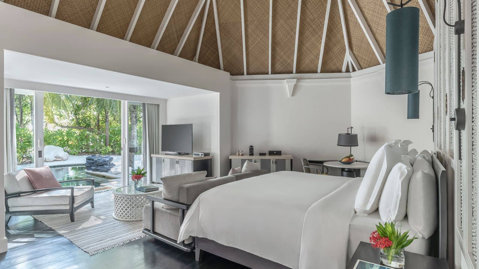 rooms-deluxe-beach-pavilion-with-pool