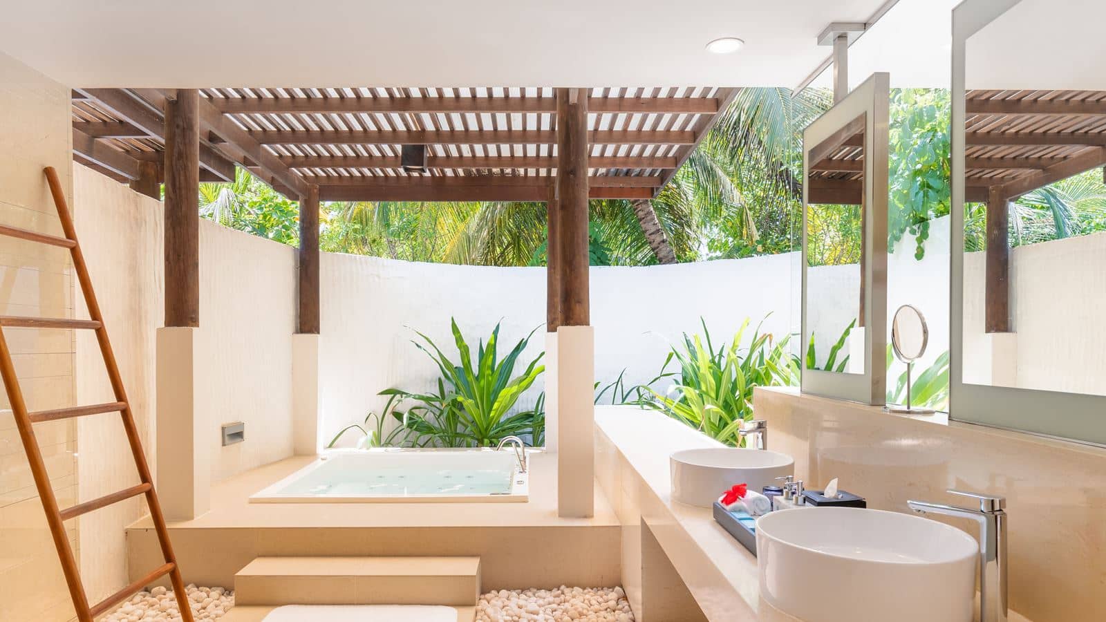 rooms-deluxe-beach-residence-with-lap-pool