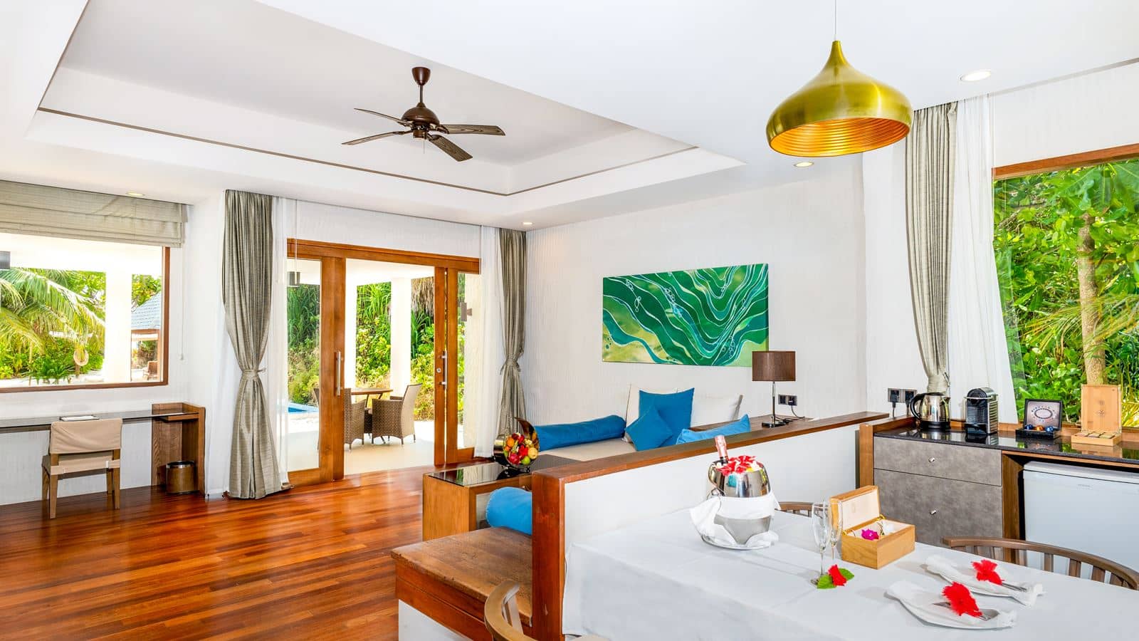 rooms-deluxe-beach-residence-with-lap-pool