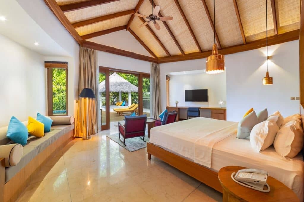 rooms-beach-pool-villa-with-jacuzzi