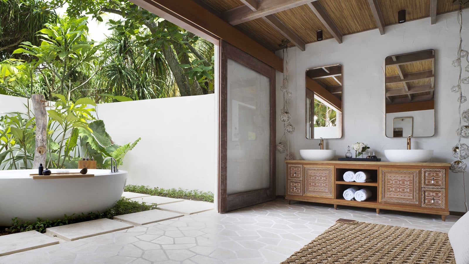 rooms-sunrise-deluxe-beach-villa-with-pool