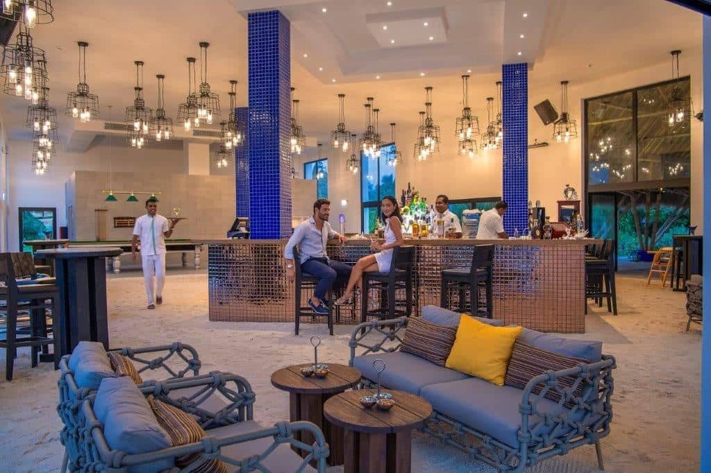 restaurants-sunset-pool-cafe