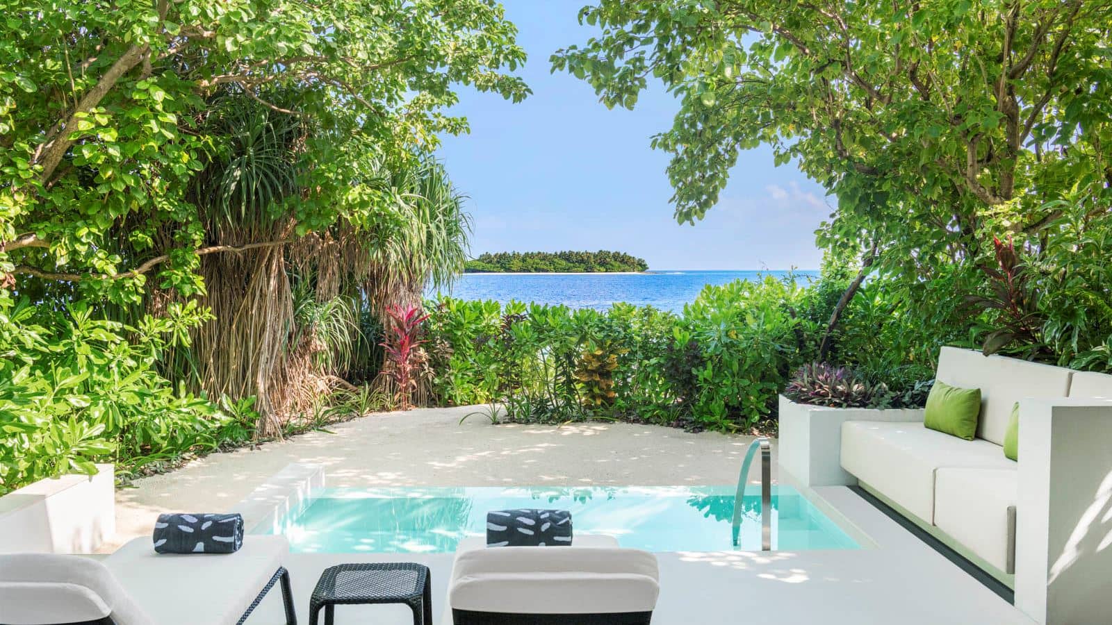 rooms-family-deluxe-beach-villa-pool