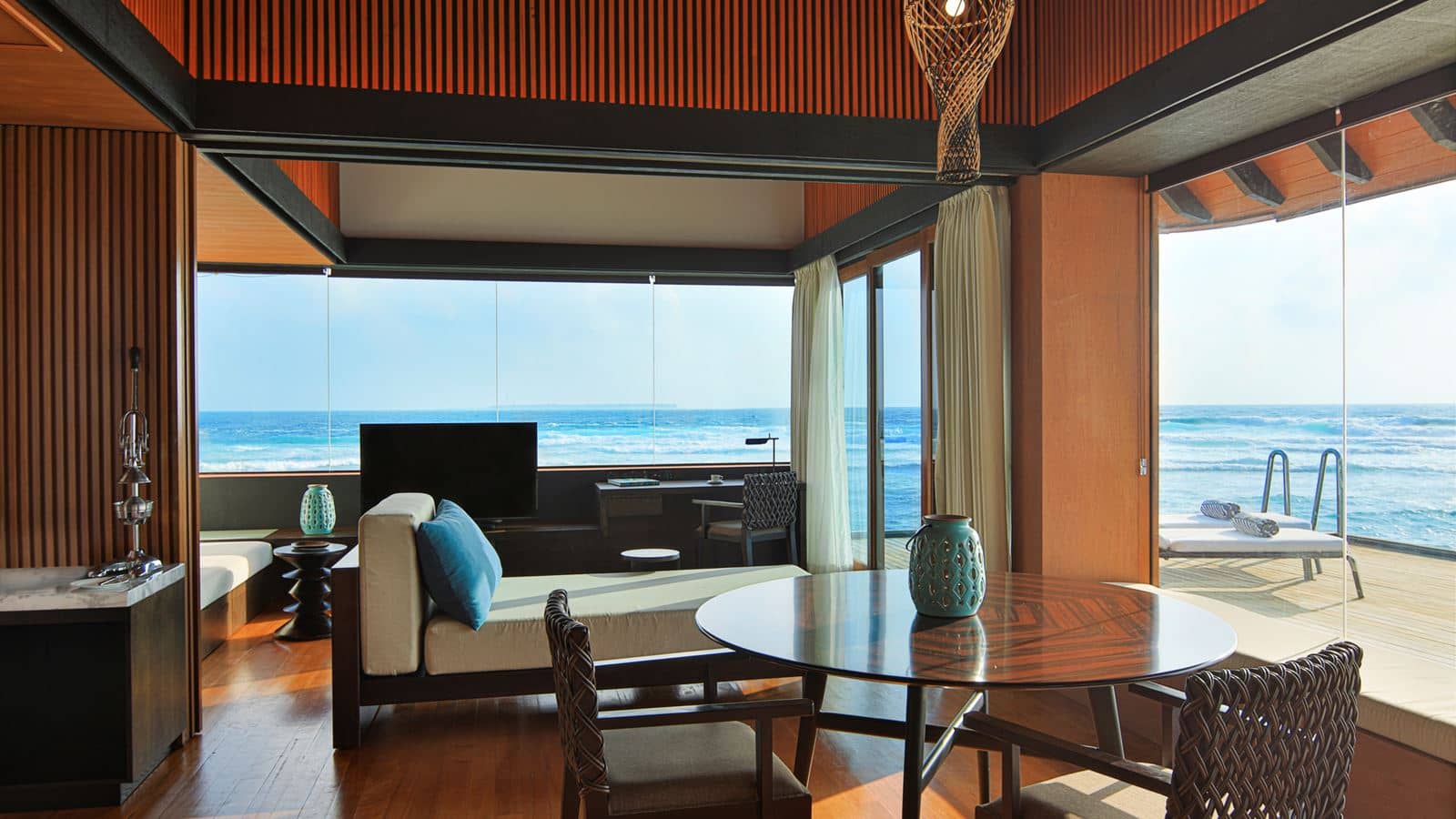 rooms-heavenly-overwater-villa-pool