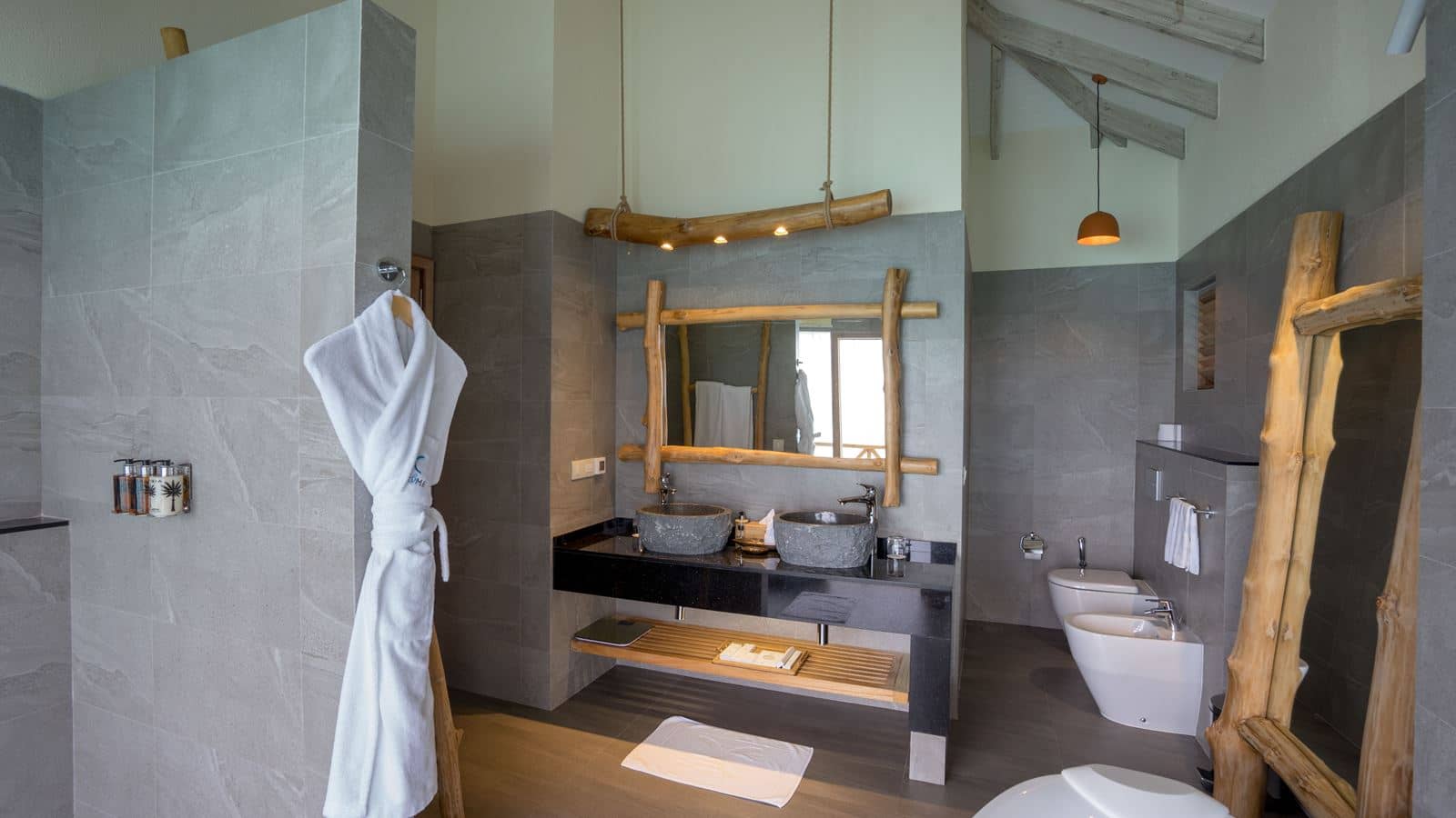 rooms-aqua-suite-with-pool