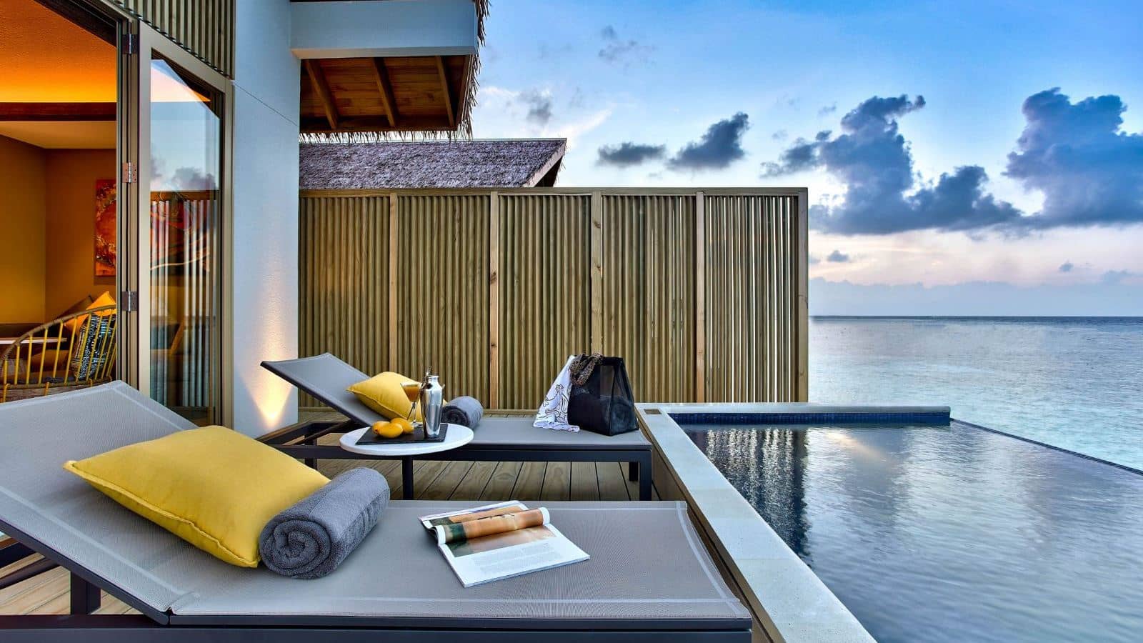rooms-platinum-overwater-pool-villaking