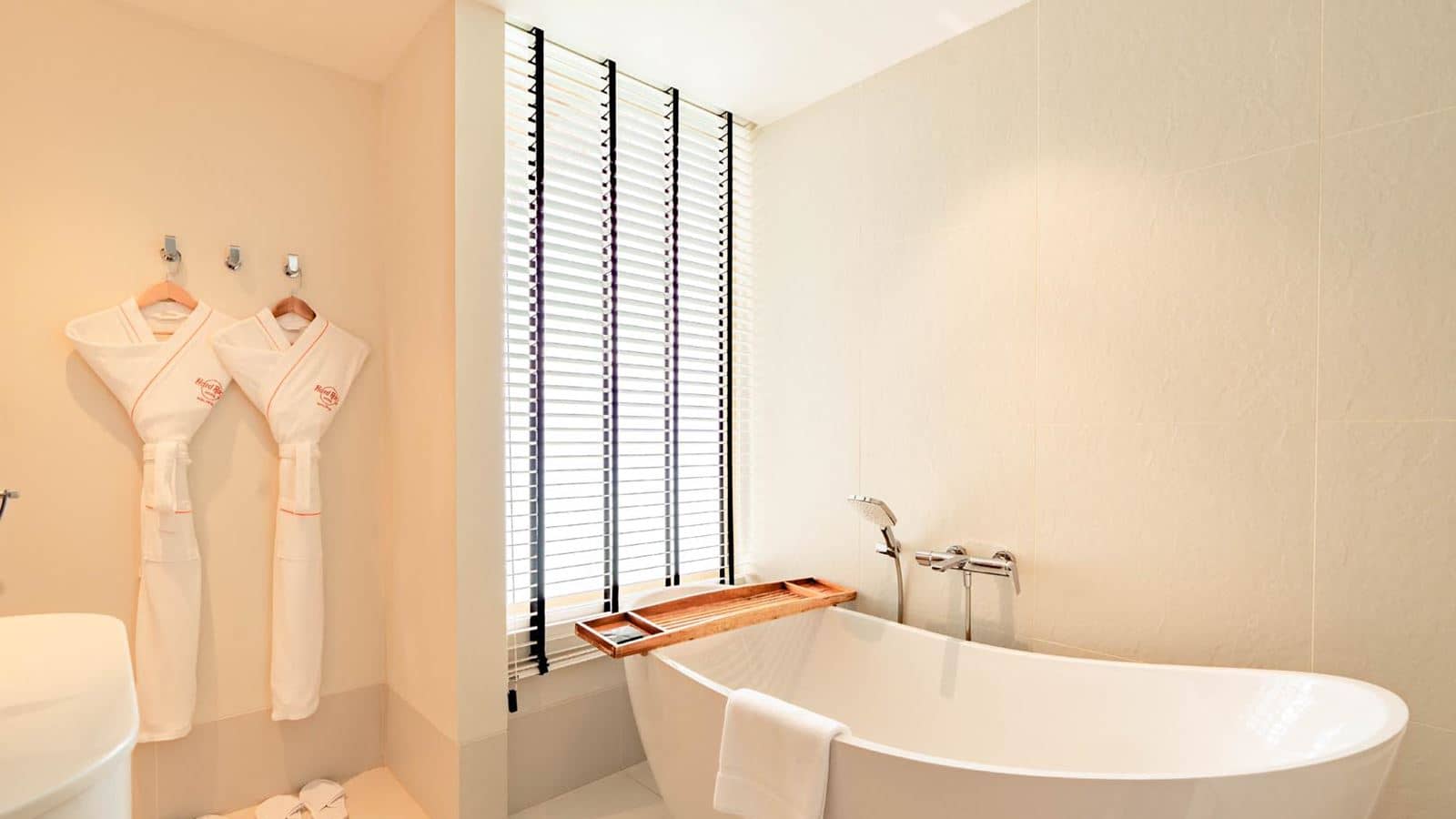rooms-diamond-overwater-pool-villa--twin