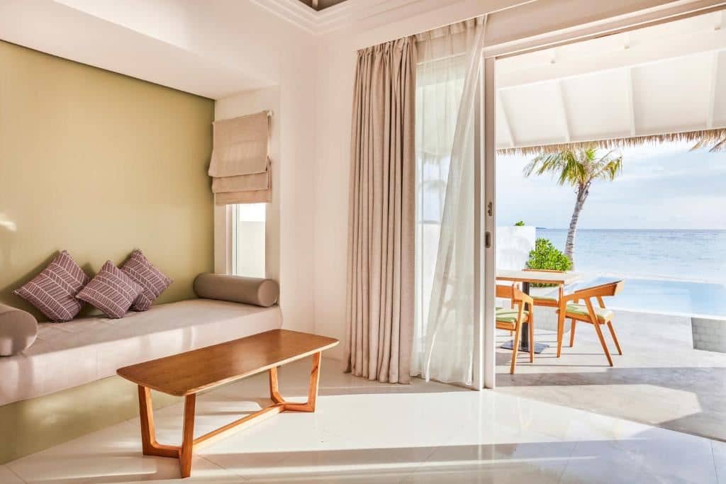 rooms-beach-suite-with-pool
