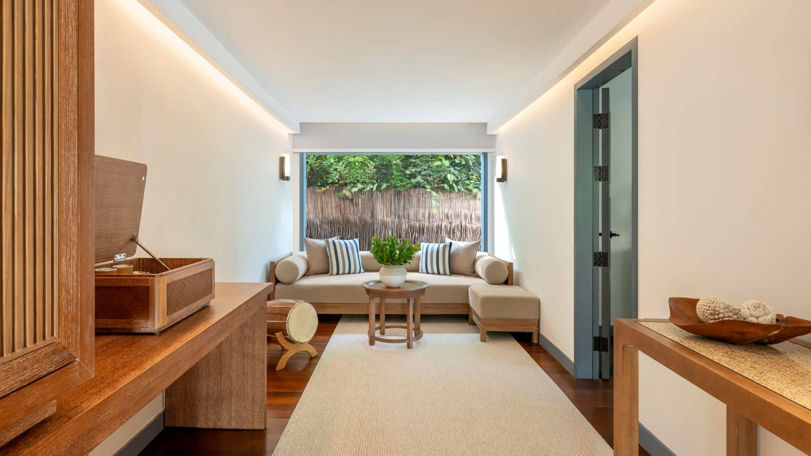 rooms-oceanfront-beach-pool-villa-1br