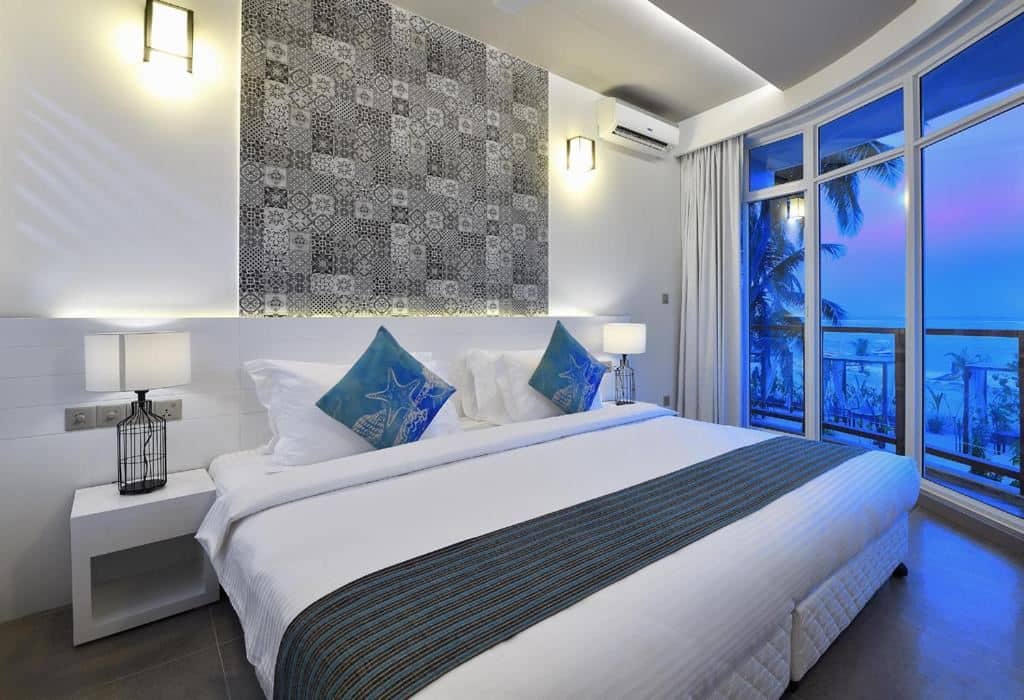 rooms-premier-sea-view-with-balcony