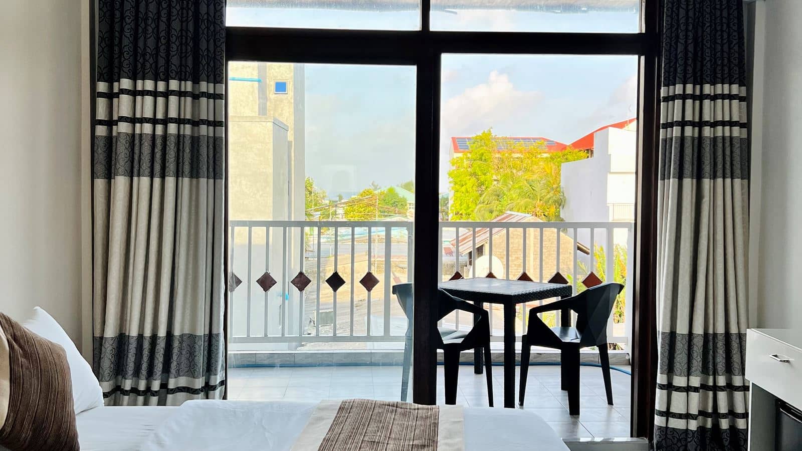 rooms-deluxe-island-view-with-balcony