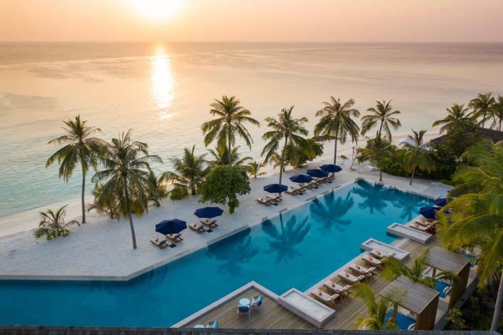 restaurants-sunset-pool-and-bar