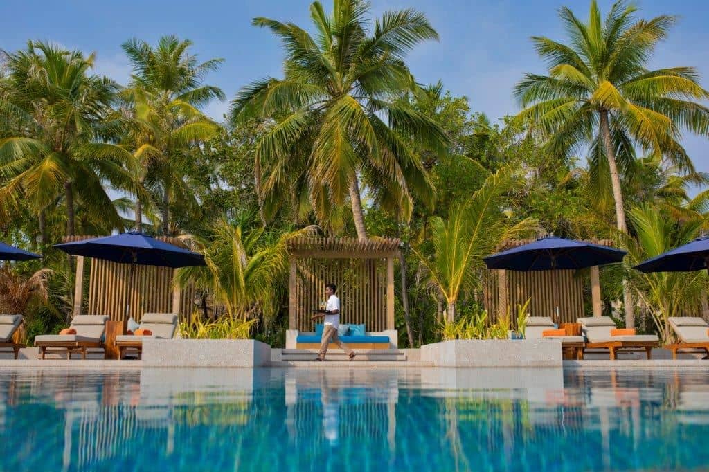 restaurants-sunset-pool-and-bar