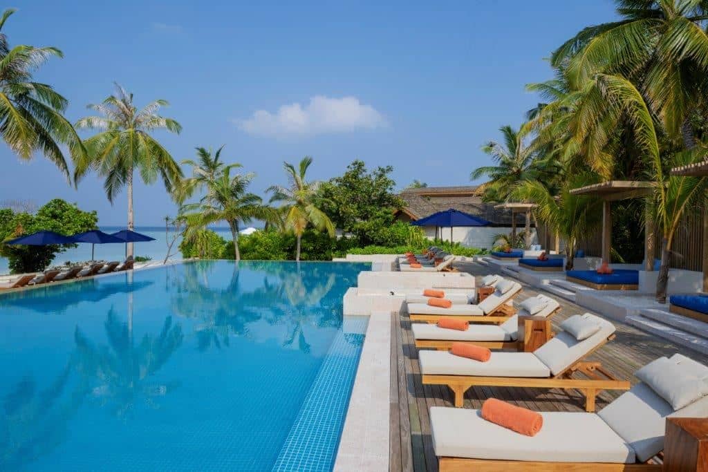 restaurants-sunset-pool-and-bar