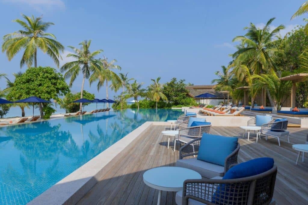 restaurants-sunset-pool-and-bar