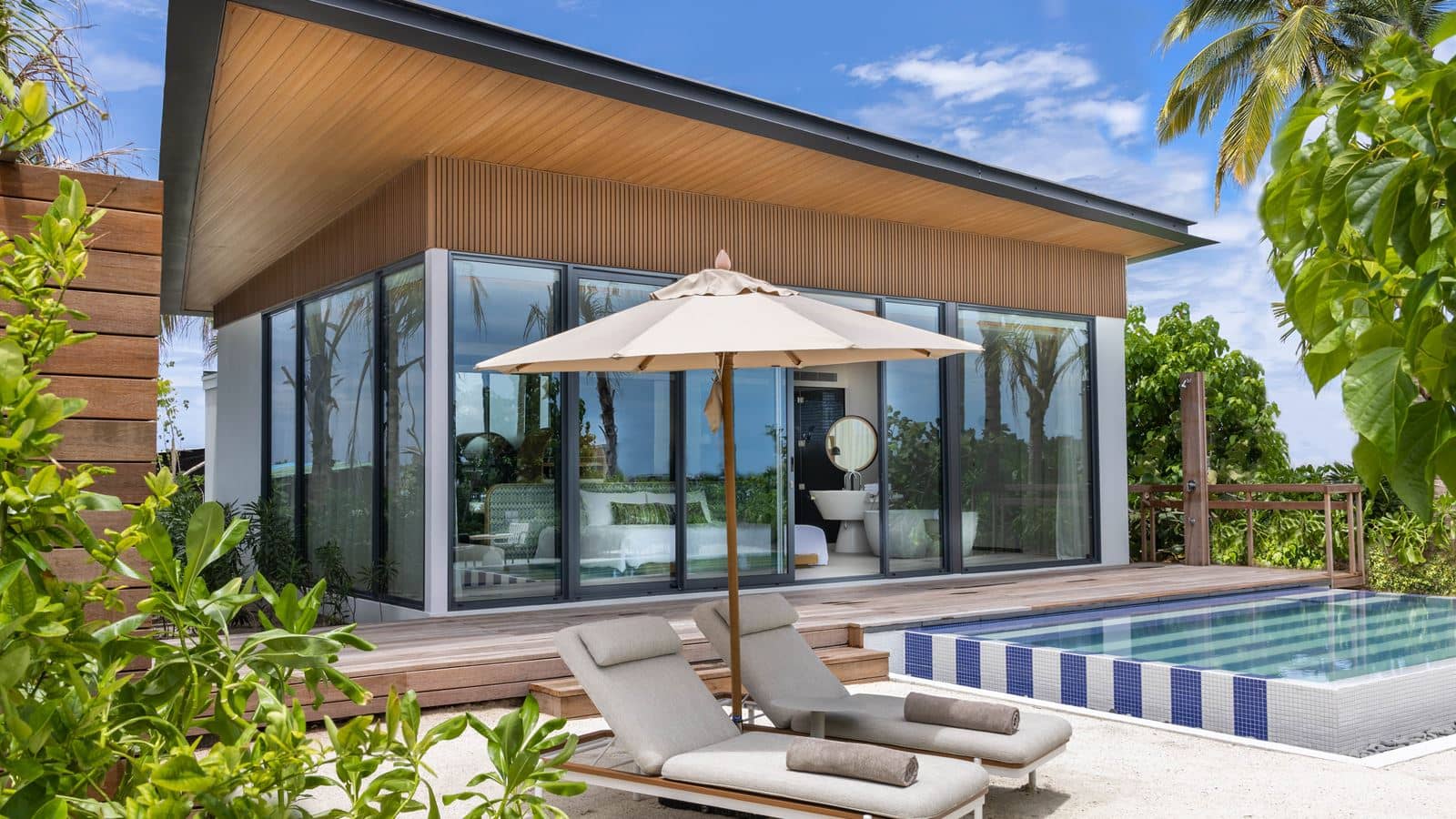 rooms-lagoon-beach-pool-villa