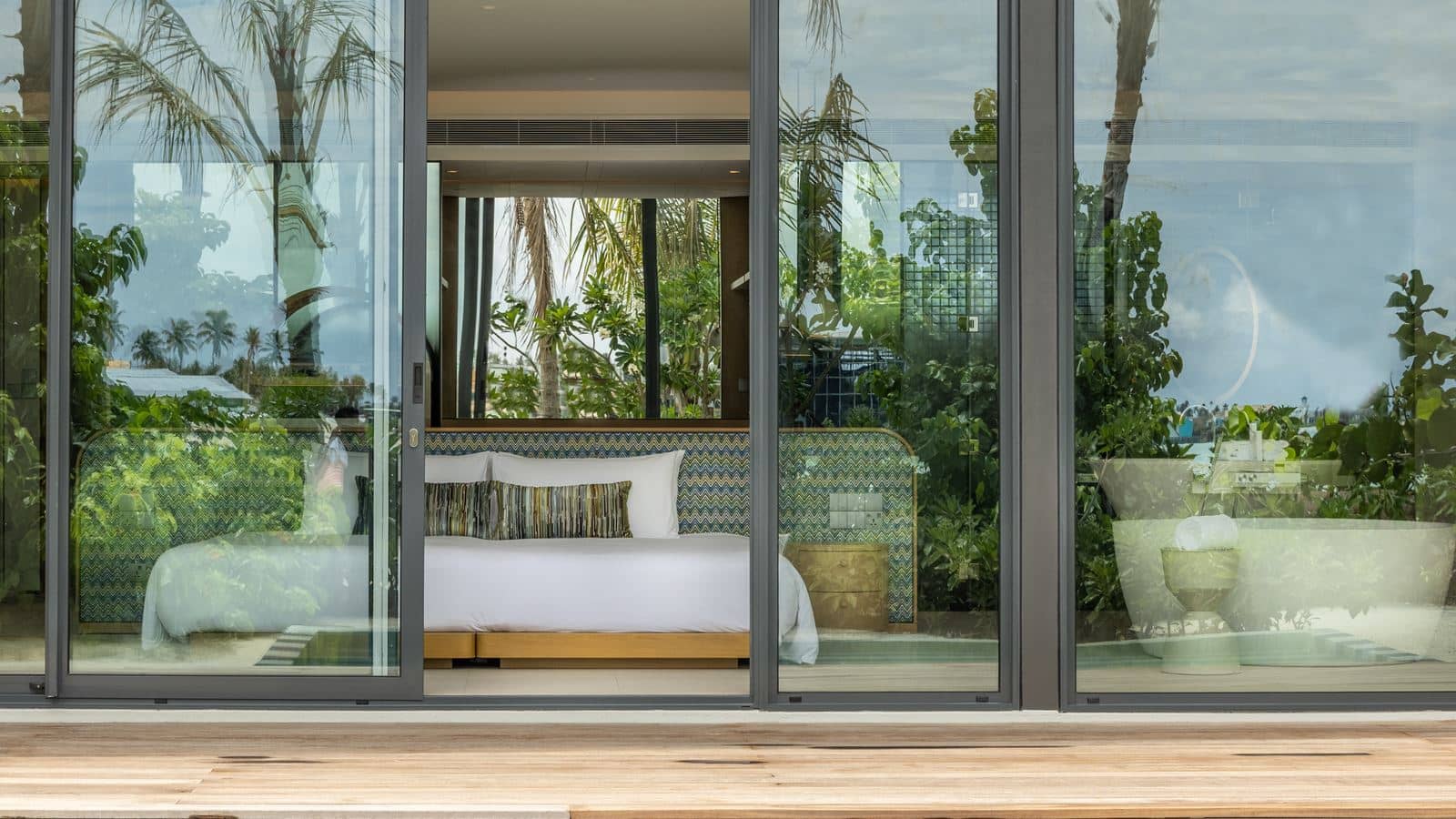 rooms-lagoon-beach-pool-villa