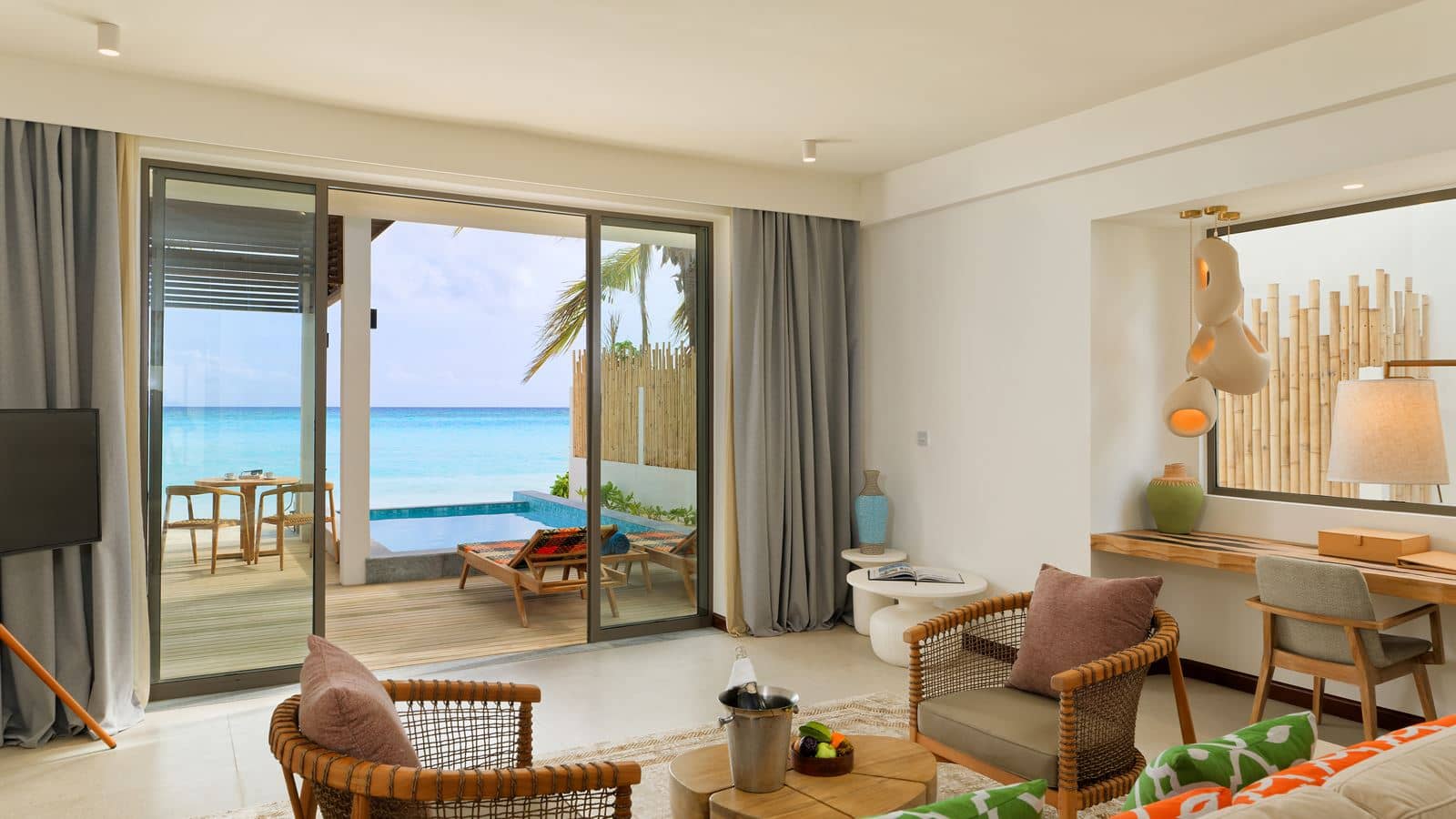 rooms-beach-pool-suite