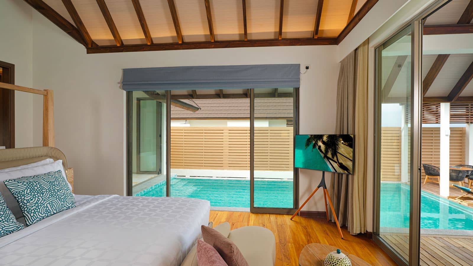 rooms-semiocean-pool-suite